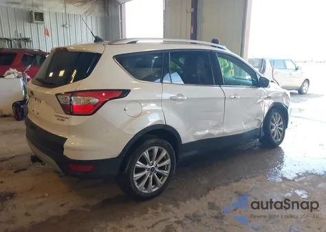 2018 Ford Escape Titanium z USA, uszkodzony, nr VIN 1FMCU9J9XJUC33800